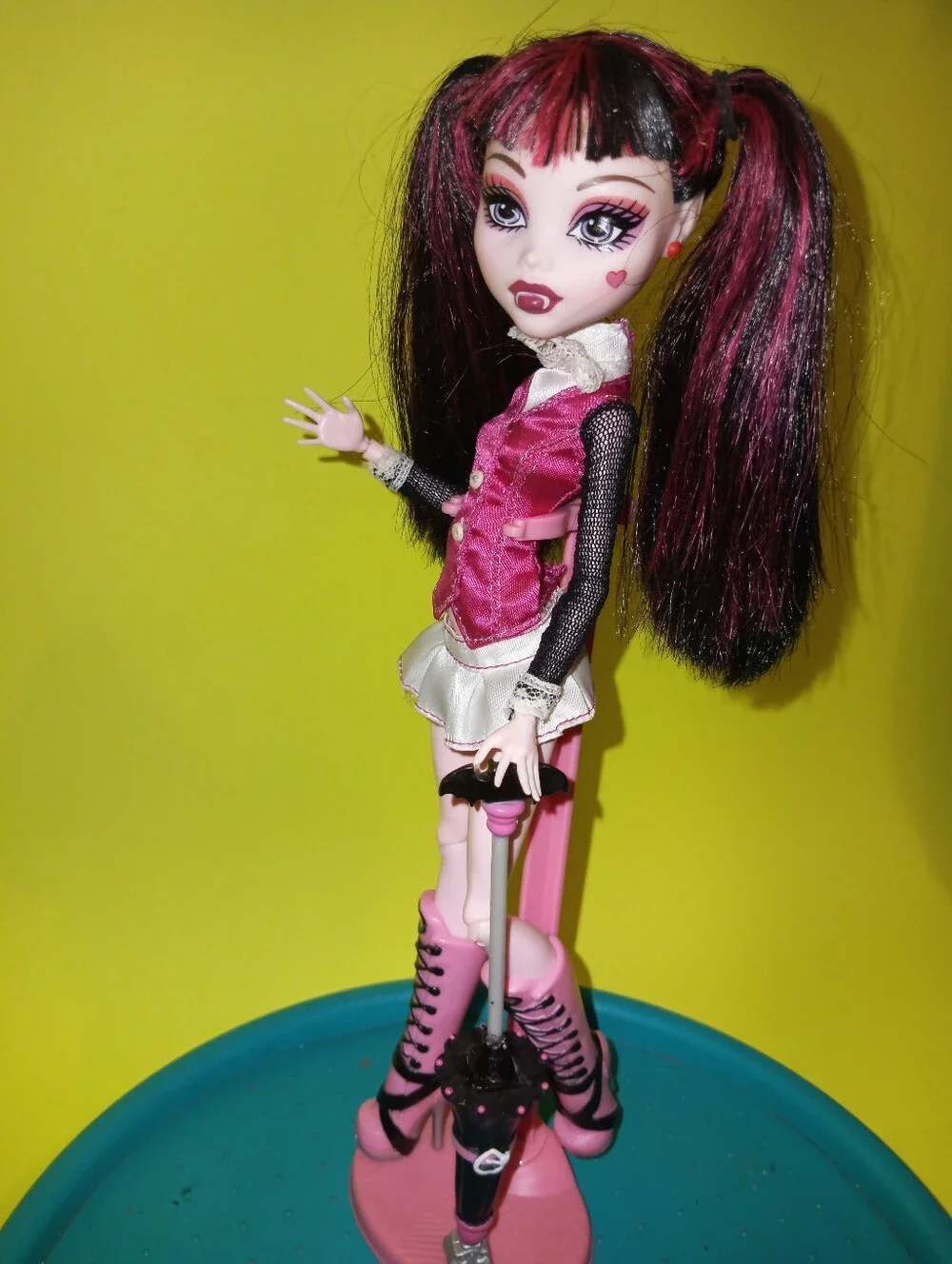 Monster High Draculaura Doll First Wave Elastic legs with bat